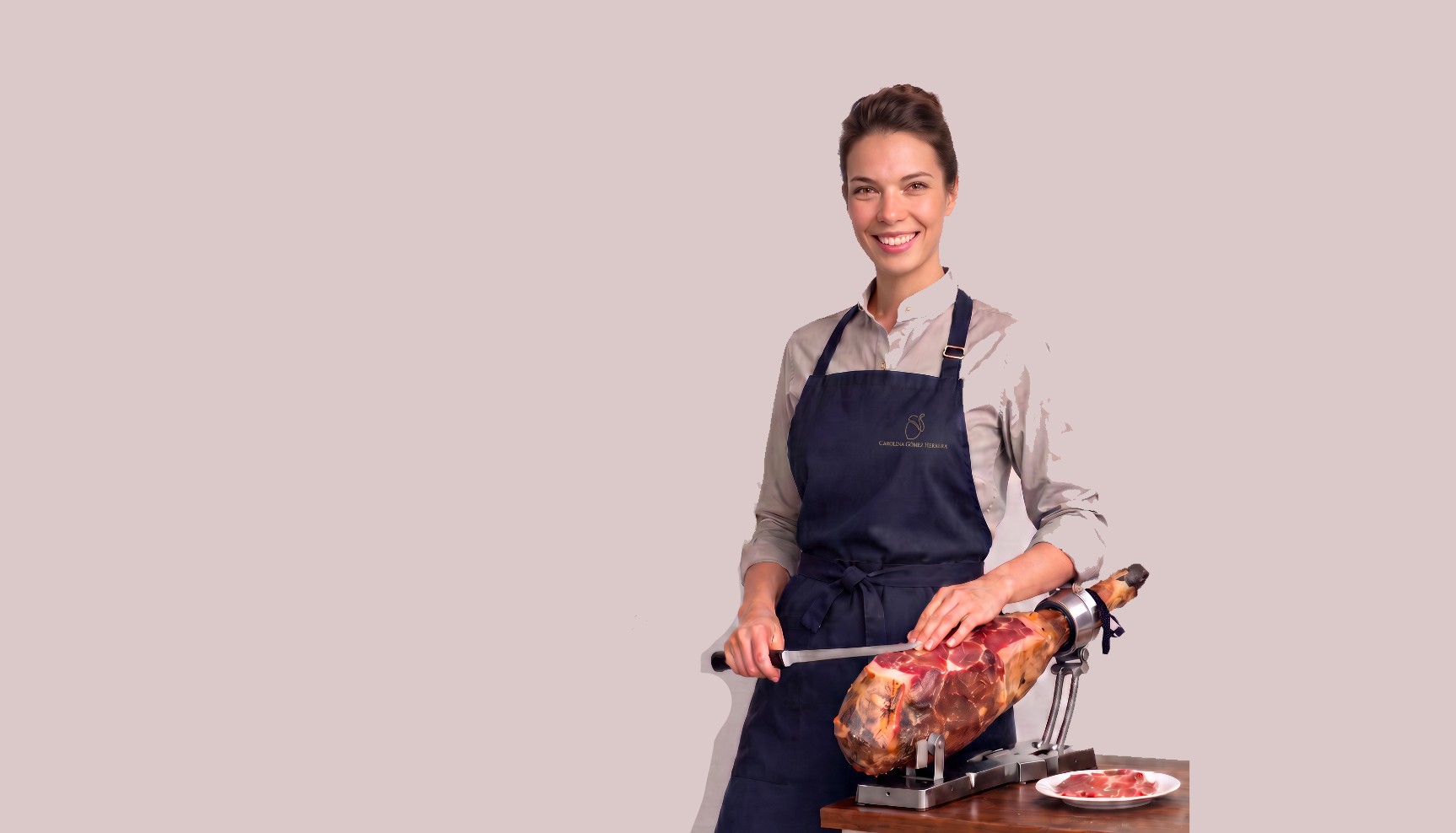Maestra cortadora cortando un jamón ibérico ante los invitados de un evento